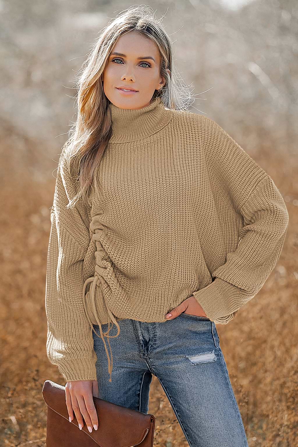 Suéter de cuello alto con hombros caídos en color marrón claro