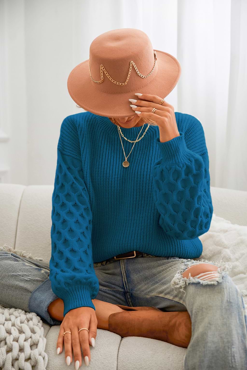 Suéter azul de cuello redondo con mangas abullonadas y diseño de panal