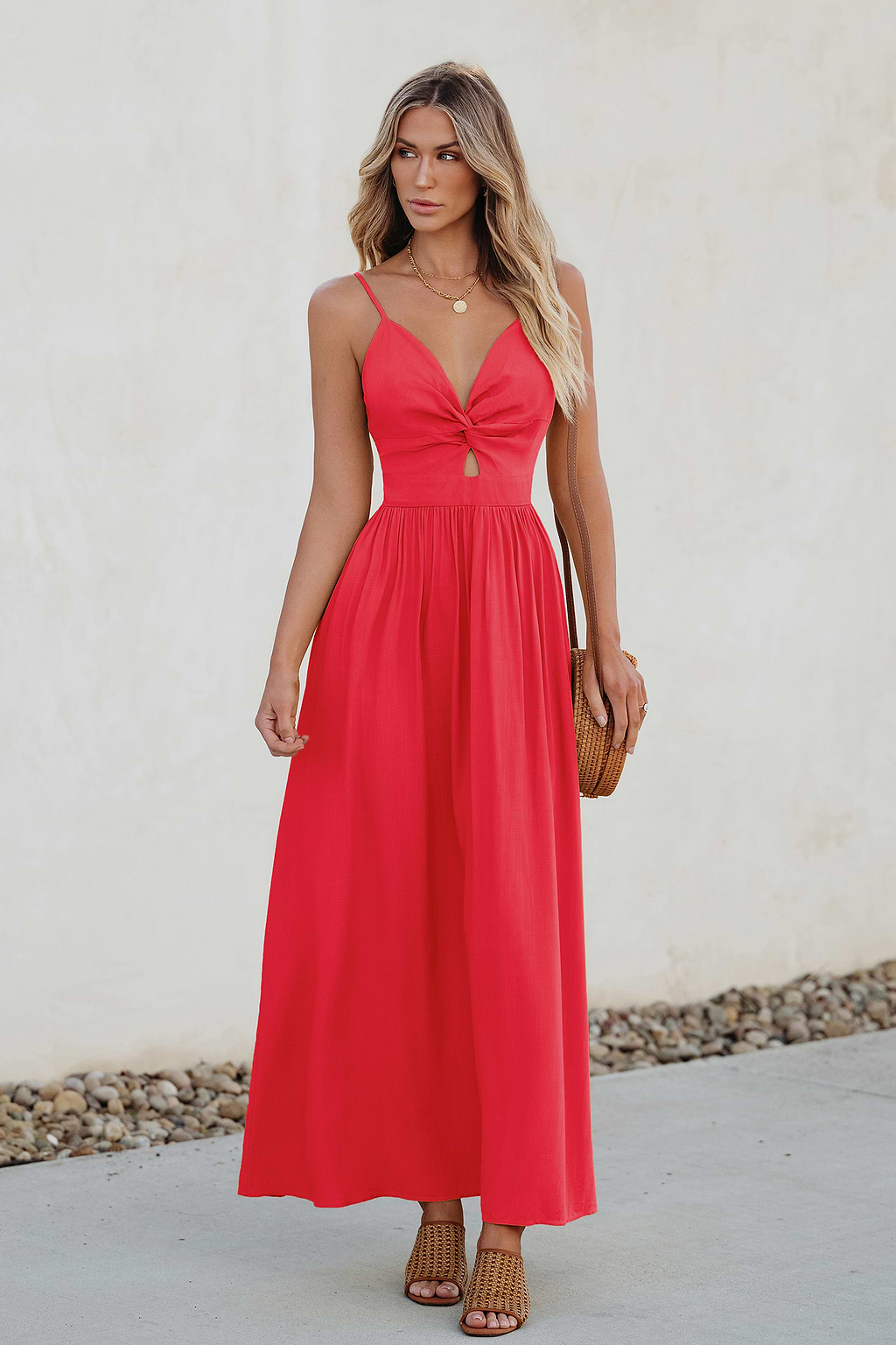 Robe maxi torsadée sur le devant avec trou de serrure rouge