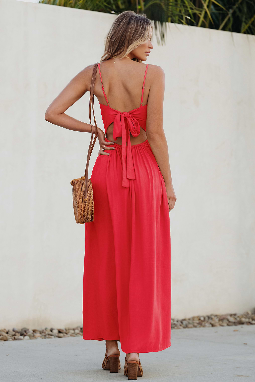 Robe maxi torsadée sur le devant avec trou de serrure rouge