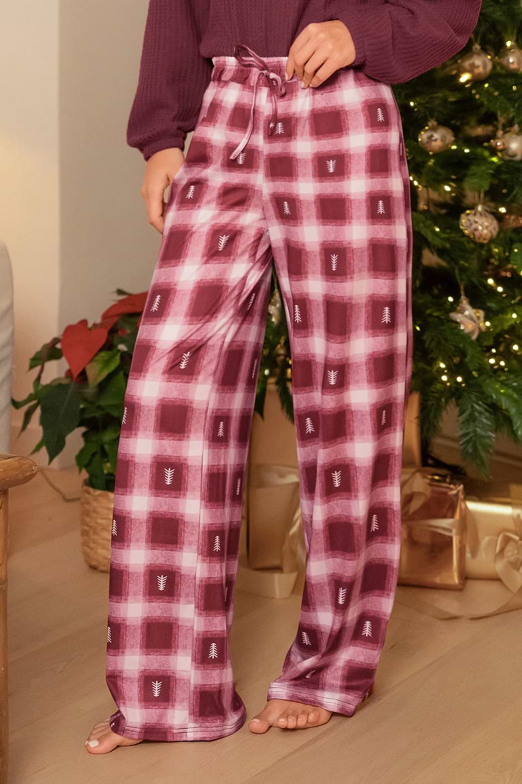 Rot karierte Pyjamahose mit Tannenzapfen