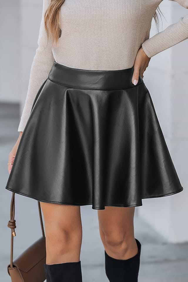 Jupe courte évasée en similicuir noir