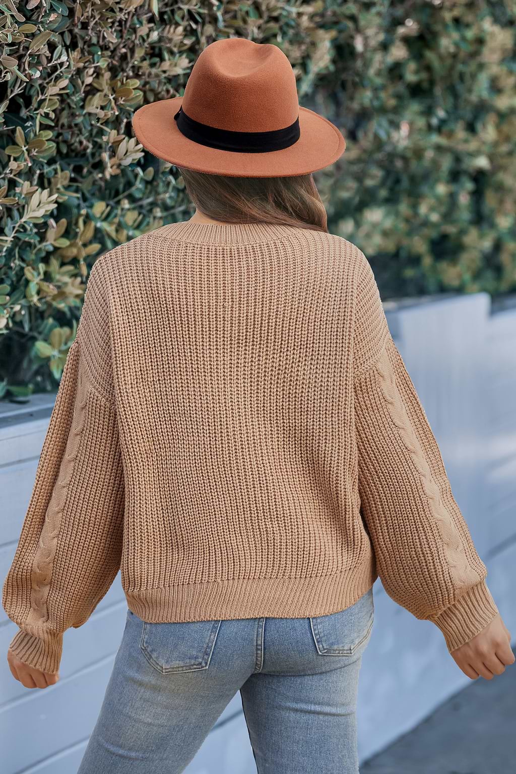 Brauner Strickpullover mit Zopfmuster und langen Ärmeln