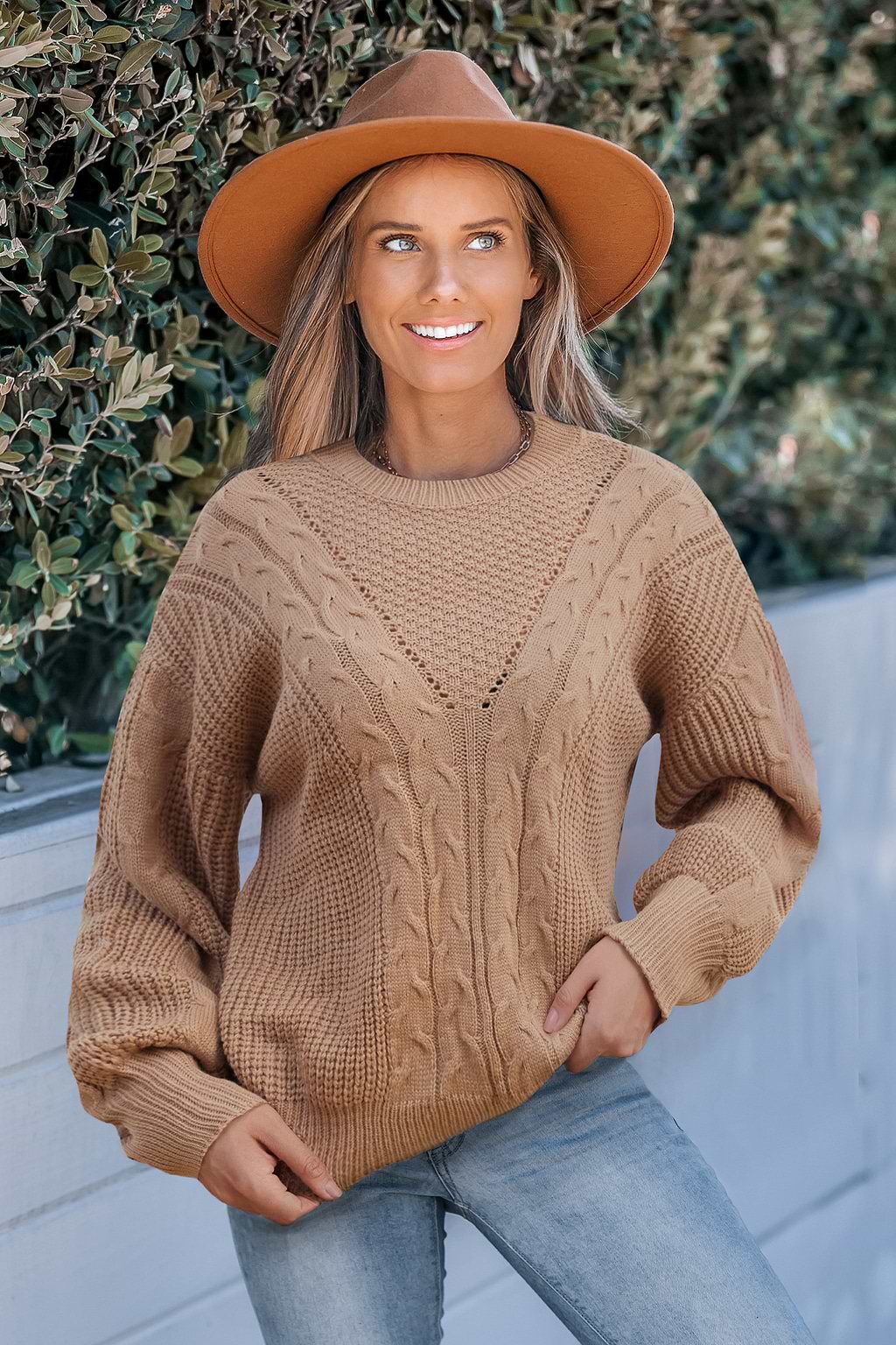 Brauner Strickpullover mit Zopfmuster und langen Ärmeln