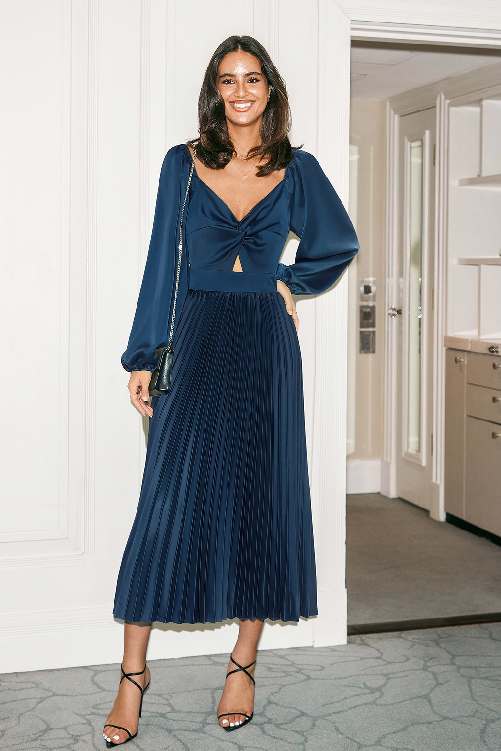 Vestido midi de satén azul con escote en forma de corazón y mangas abullonadas