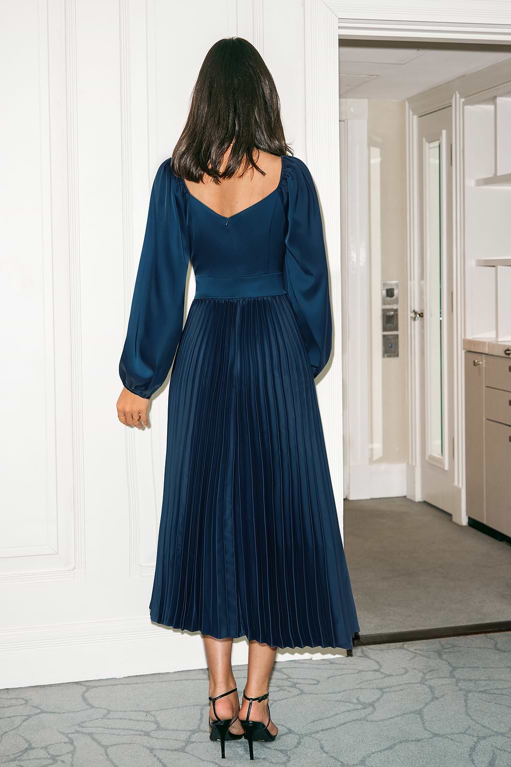 Vestido midi de satén azul con escote en forma de corazón y mangas abullonadas