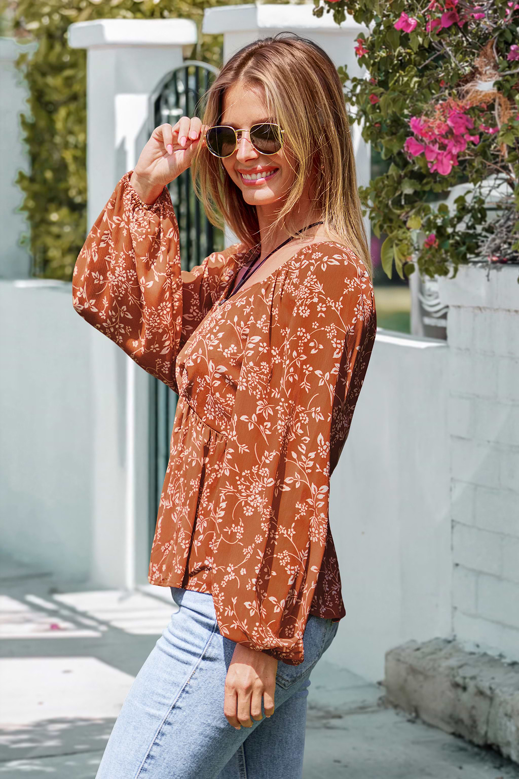 Blusa con maniche a sbuffo e scollo a diamante floreale arancione