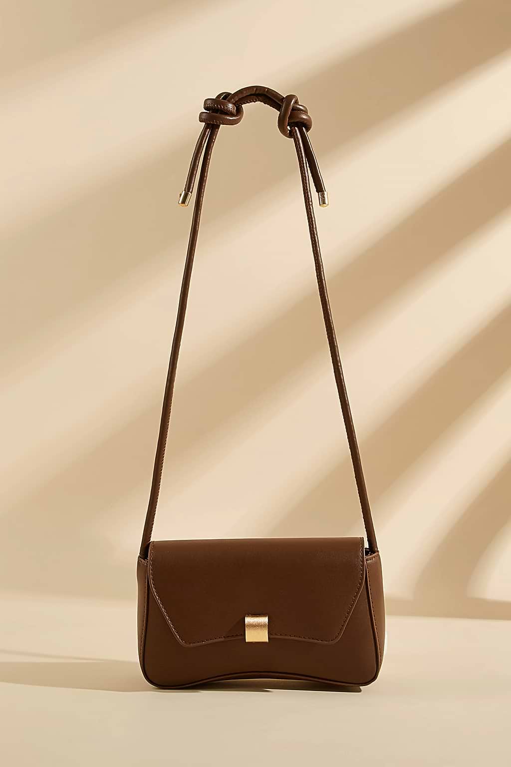 Bolso de hombro con correas anudadas en color marrón