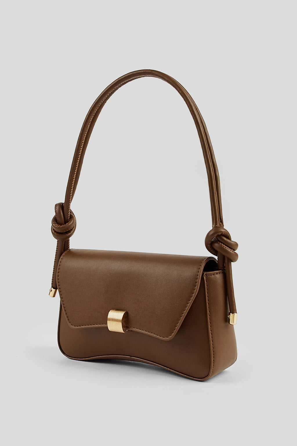 Bolso de hombro con correas anudadas en color marrón