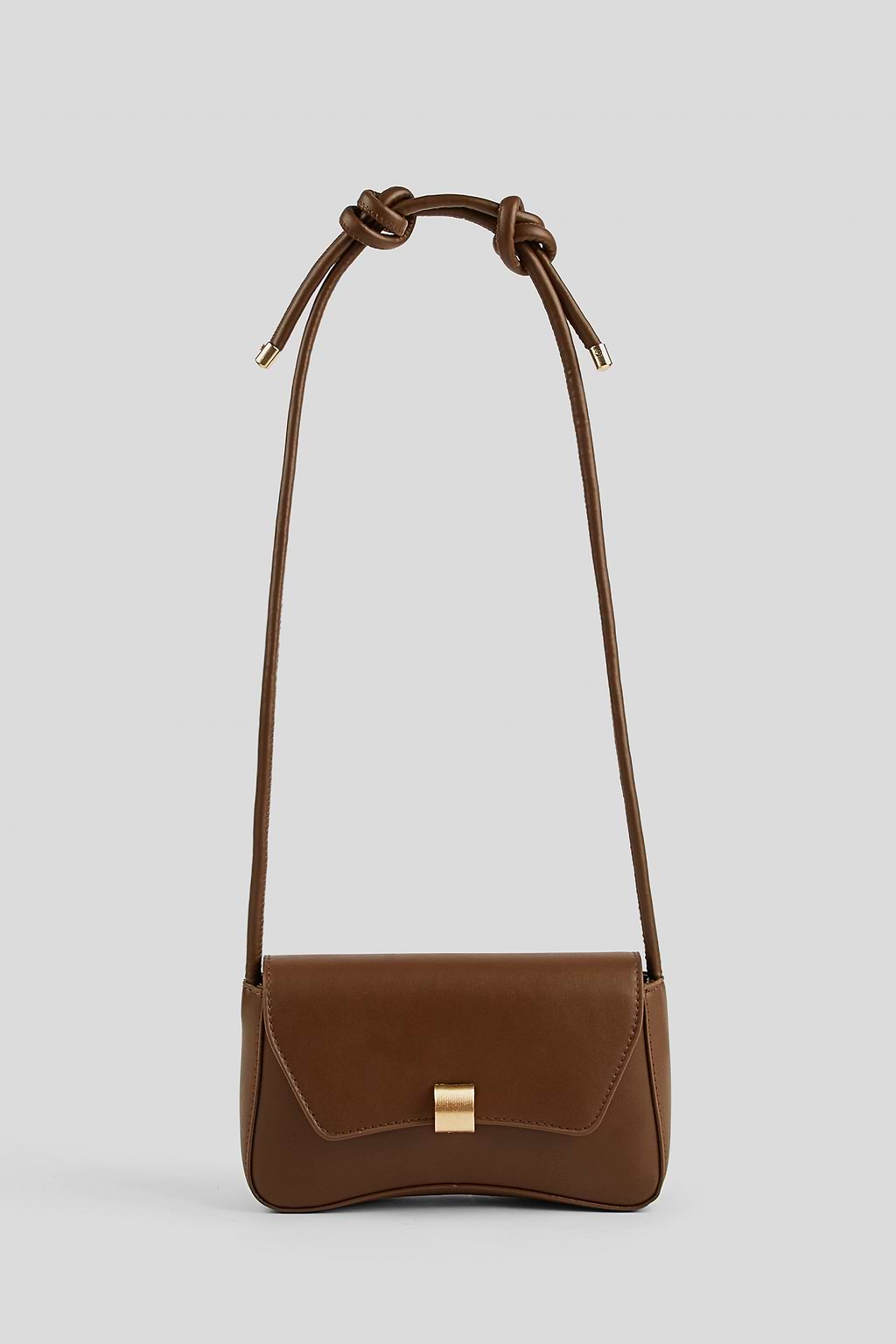 Bolso de hombro con correas anudadas en color marrón