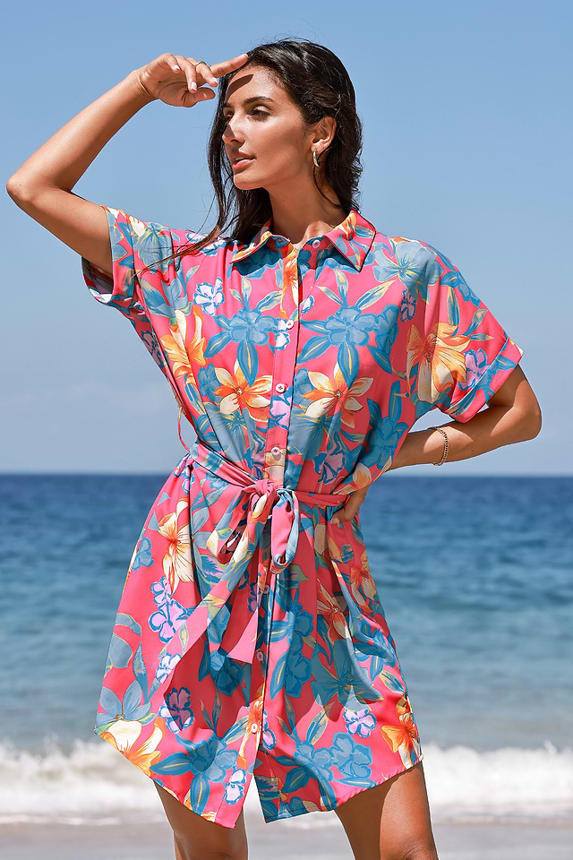 Vestido camisero corto con mangas dolman y cuello con estampado