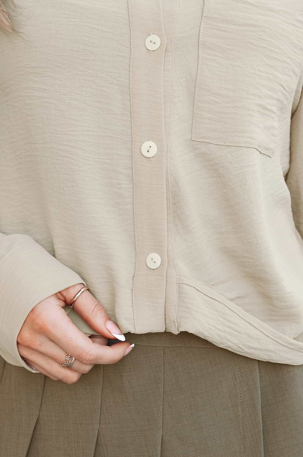 Blusa corta con botones y cuello en color beige