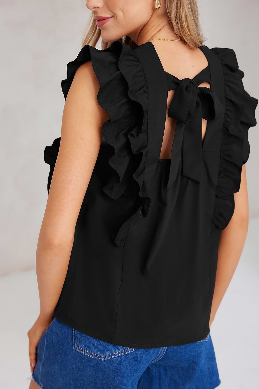 Schwarze Bluse mit Flatterärmeln und Bindeband