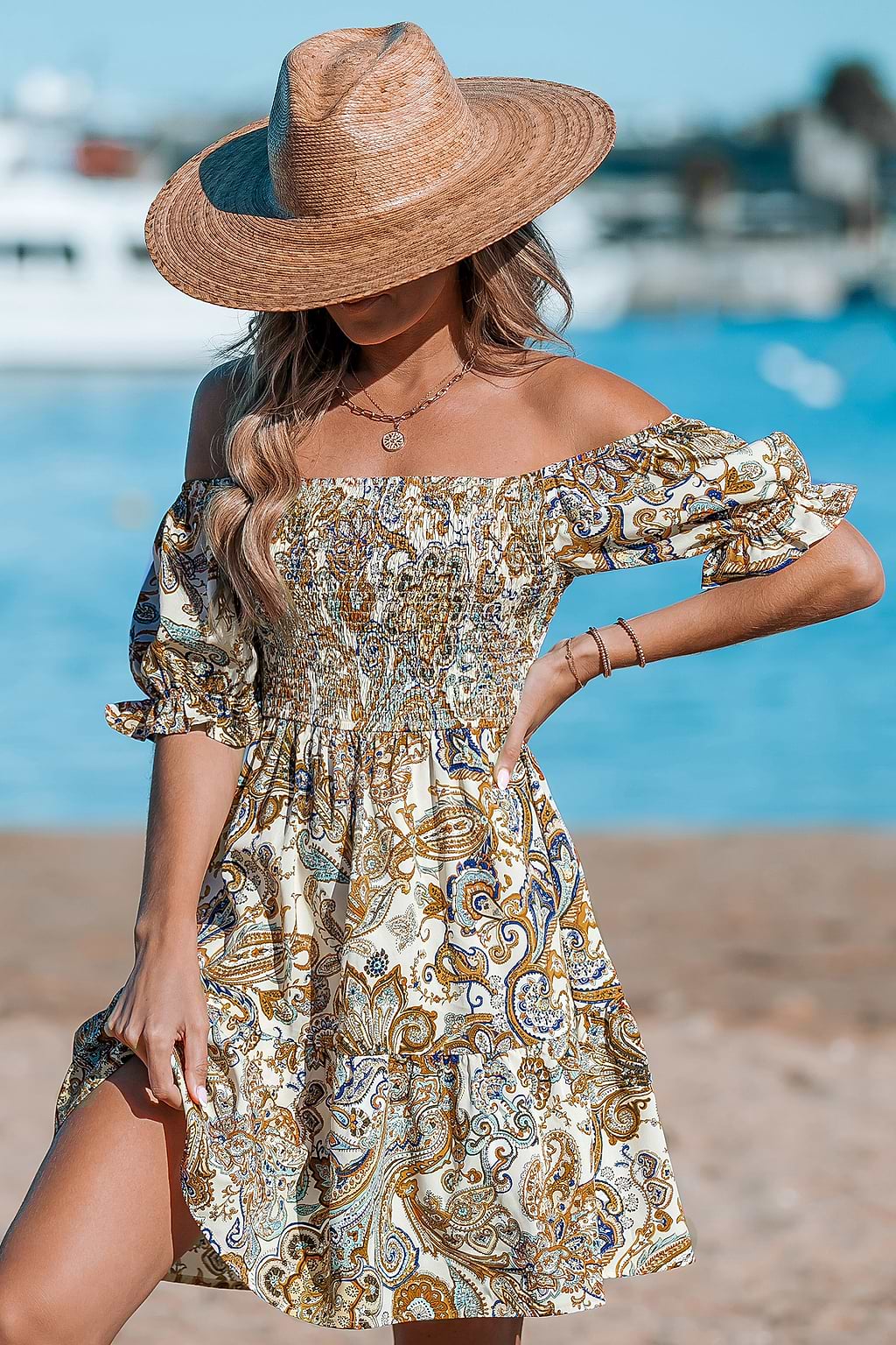 Vestido Paisley Breeze con hombros descubiertos