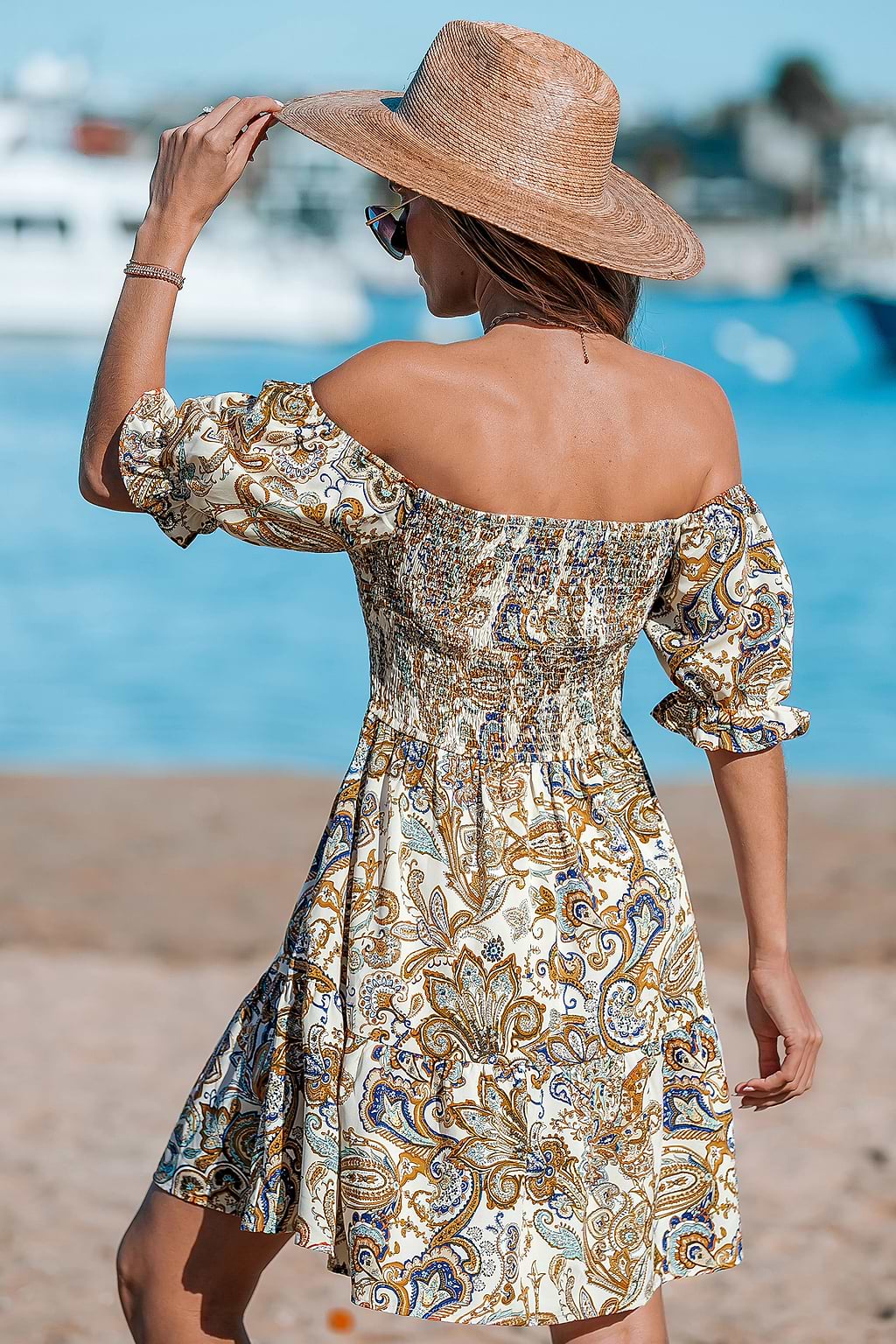 Vestido Paisley Breeze con hombros descubiertos