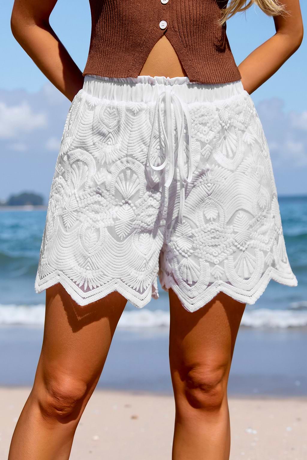 Pantalones cortos de encaje bohemio blanco con lazo en la parte delantera