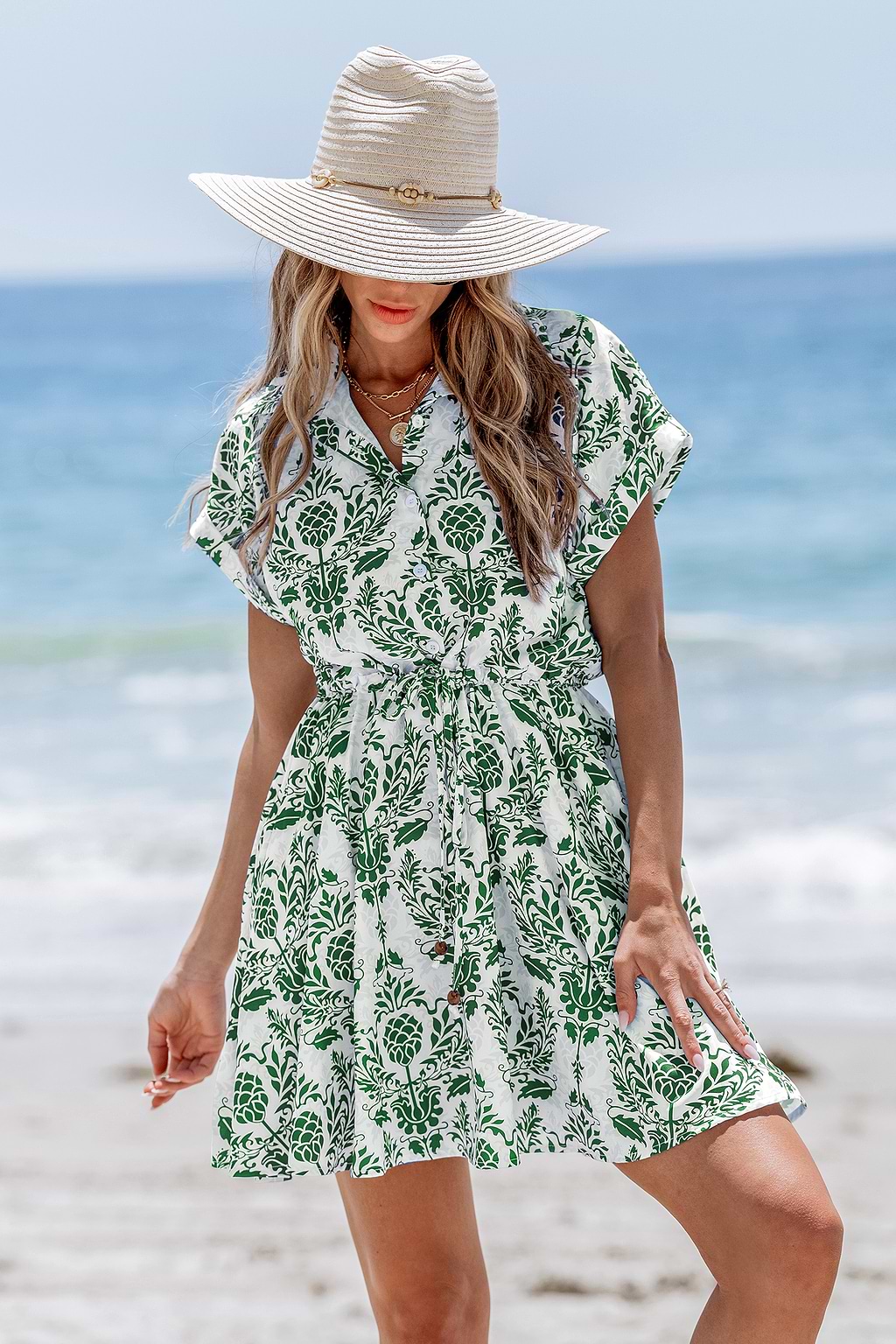 Robe courte ornée verte à manches courtes