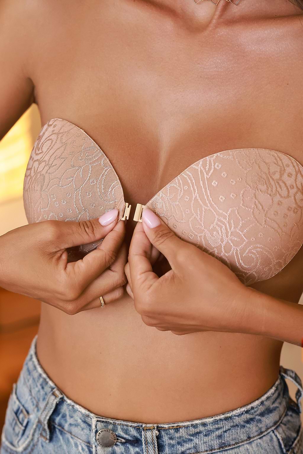 Reggiseno adesivo con chiusura frontale ricamata
