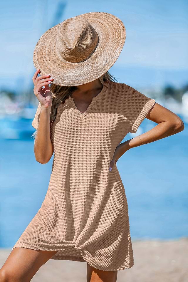 Vestido tipo pareo de manga corta con cuello con muesca color caqui