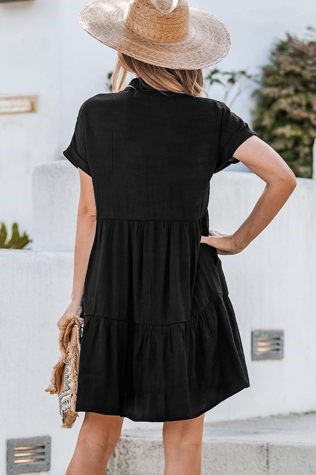 Schwarzes kurzärmeliges Minikleid mit Kragen und Knopfleiste