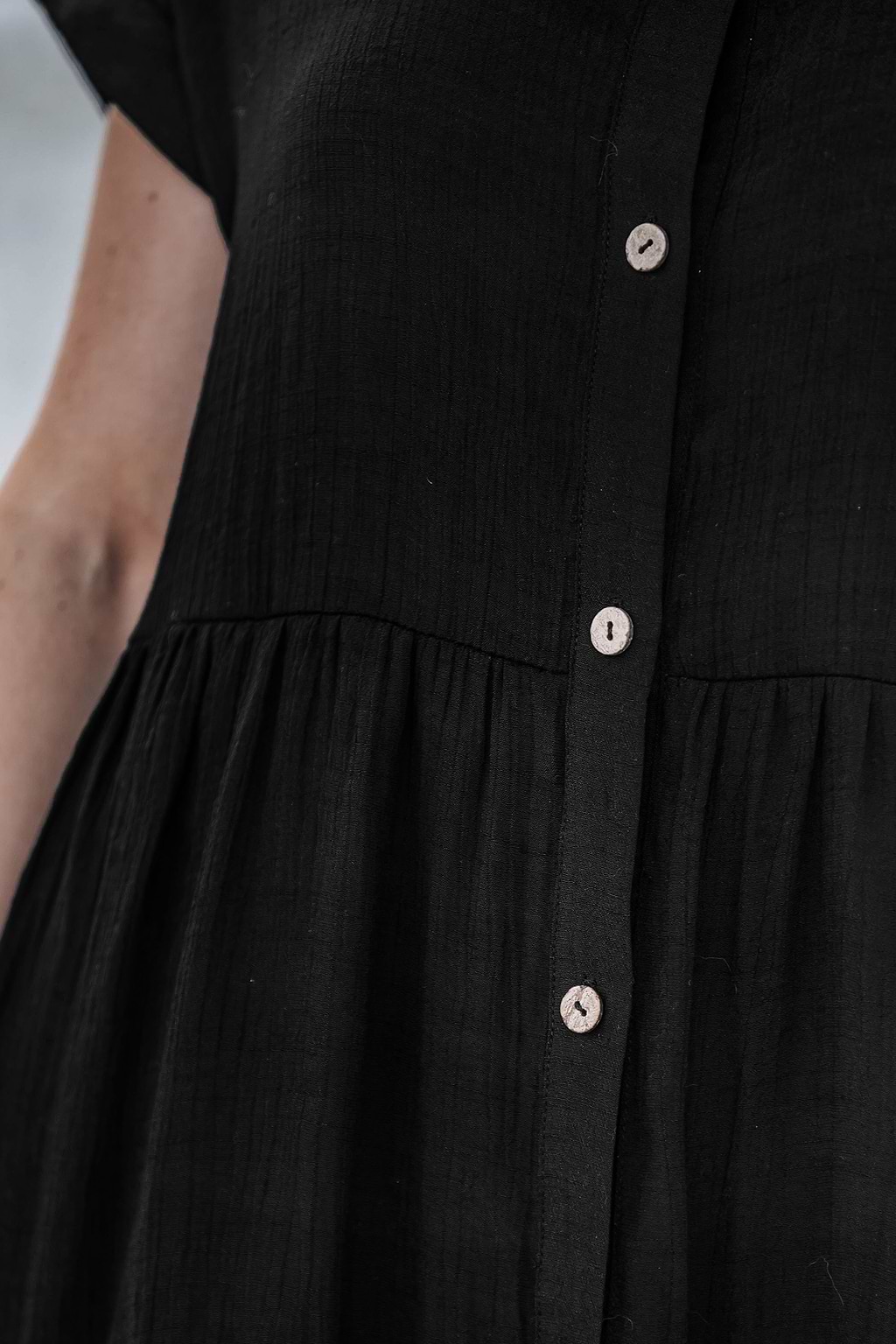 Schwarzes kurzärmeliges Minikleid mit Kragen und Knopfleiste
