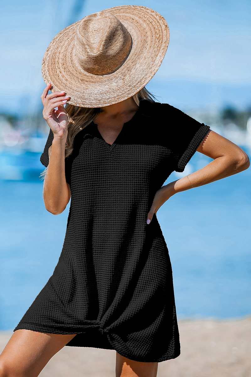 Geknotetes Mini-Strandkleid mit eingekerbtem Ausschnitt