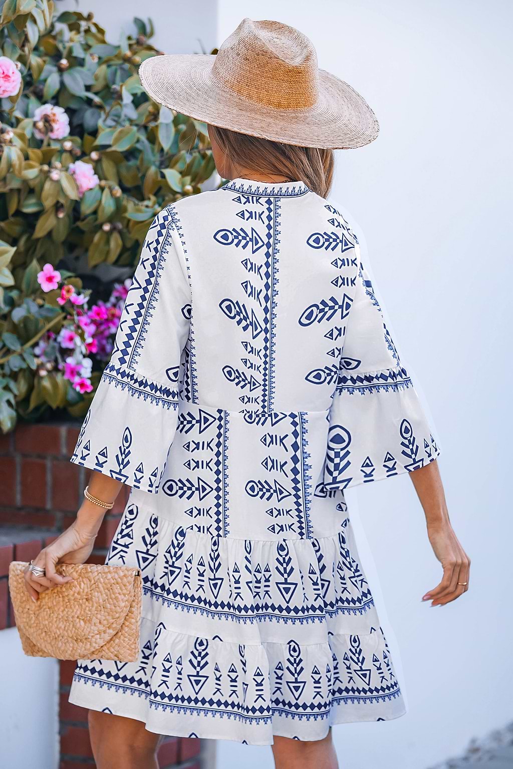 Blaues Geodruck-Minikleid mit gekerbtem Ausschnitt