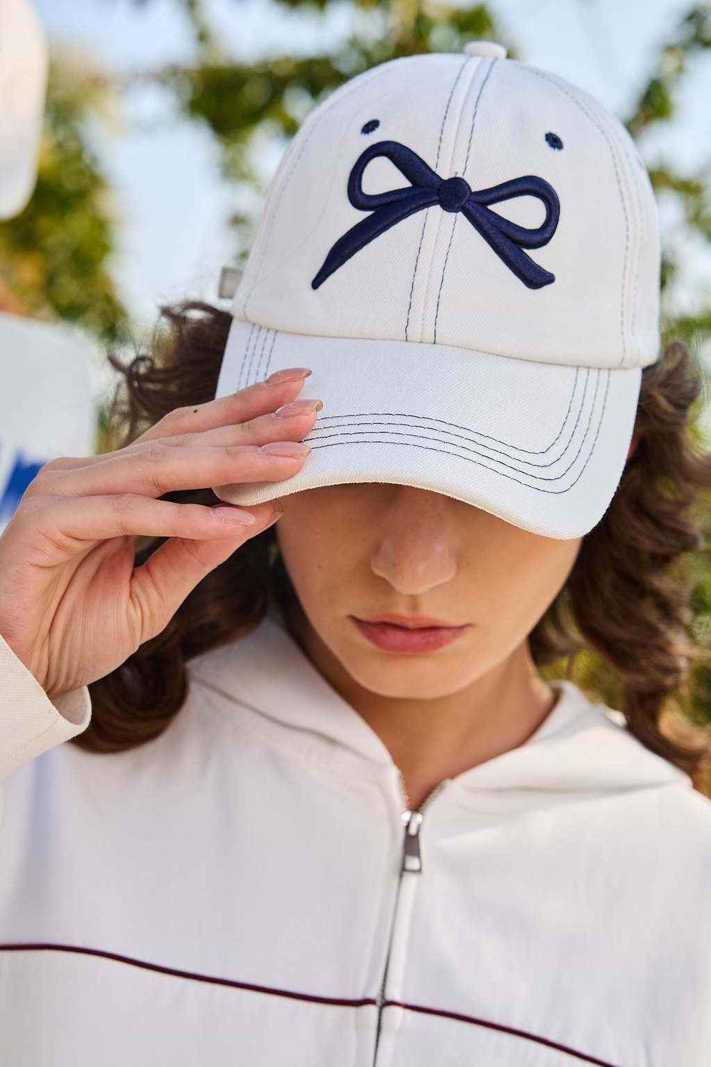 Gorra de béisbol blanca con lazo dulce
