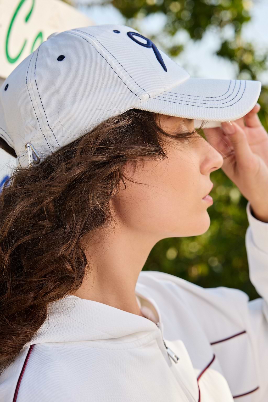 Gorra de béisbol blanca con lazo dulce