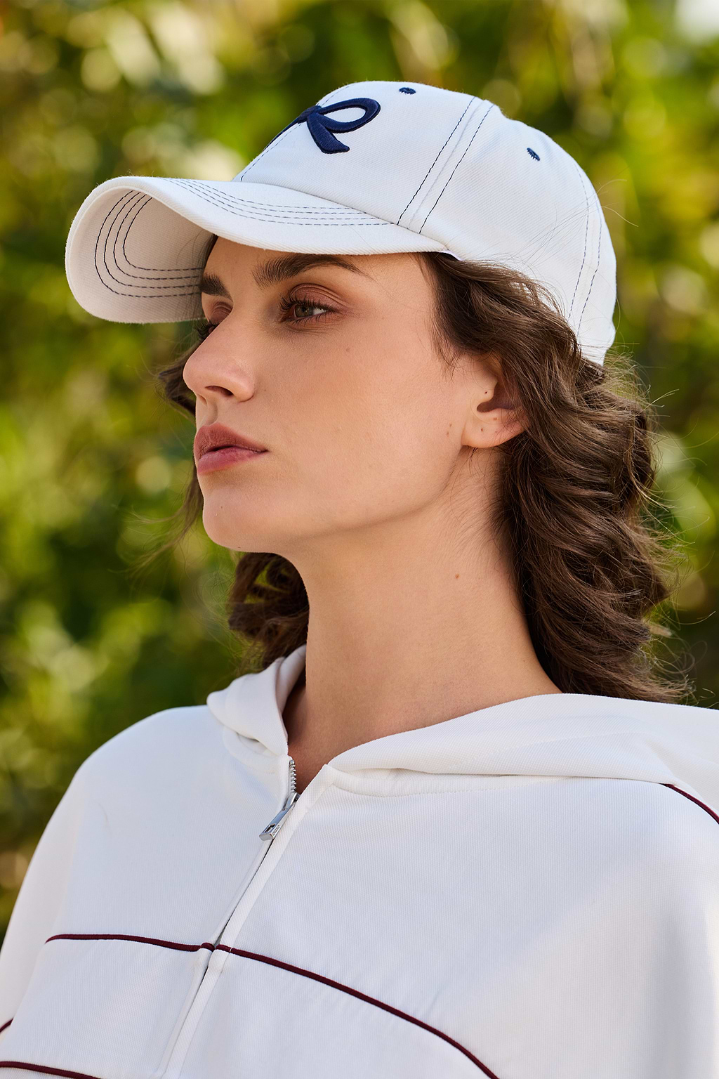 Gorra de béisbol blanca con lazo dulce