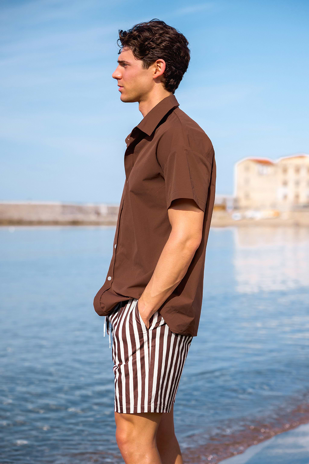 De paseo por la camisa marrón