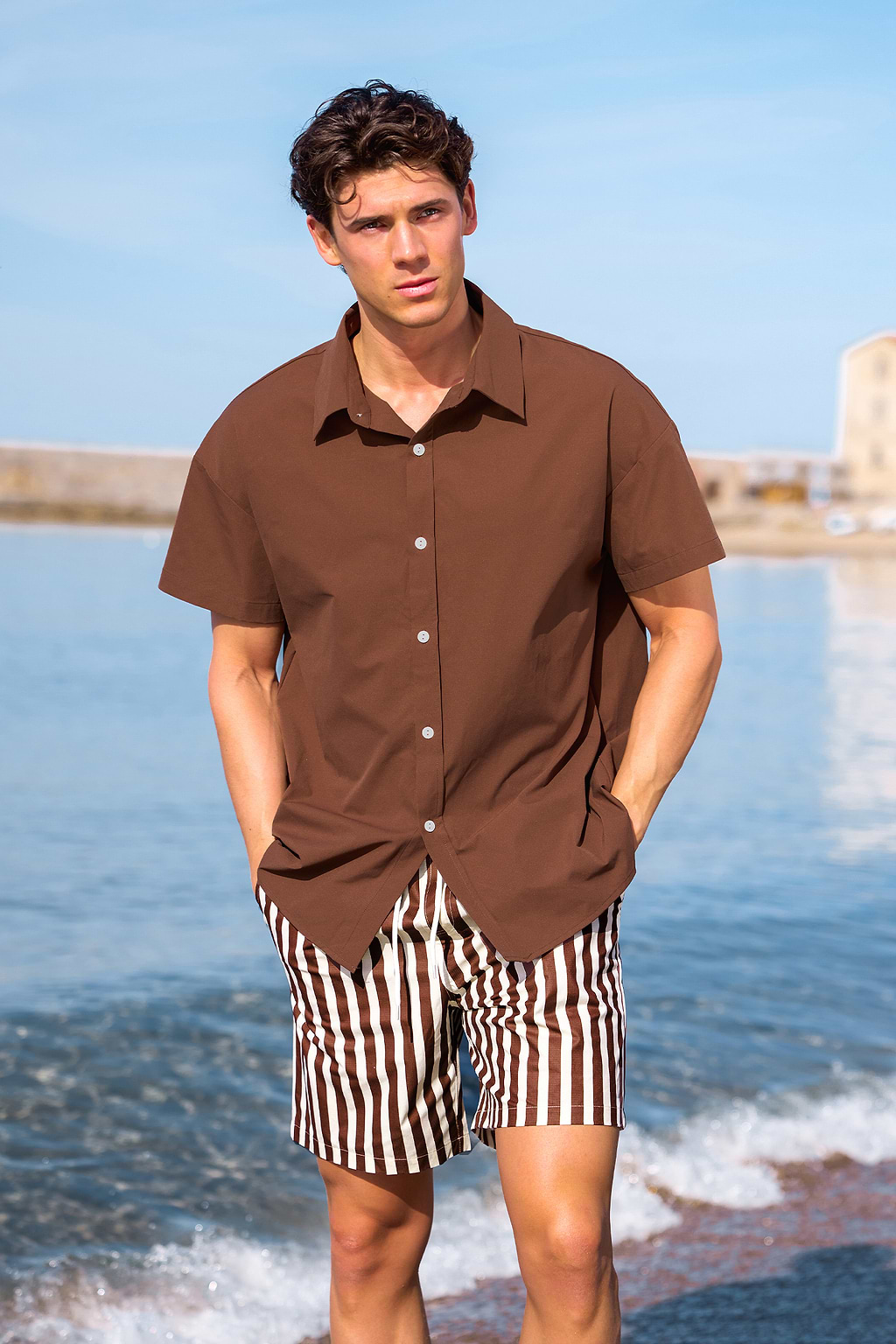 De paseo por la camisa marrón