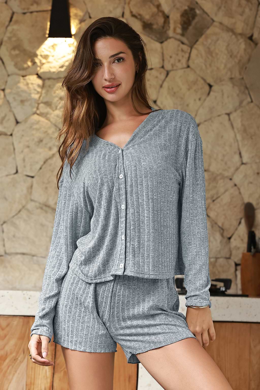 Graues Pyjama-Set mit Knopfleiste