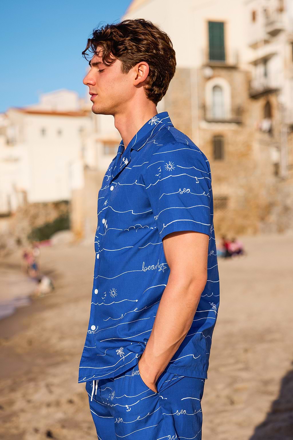 Camisa tropical con palmeras ondulantes