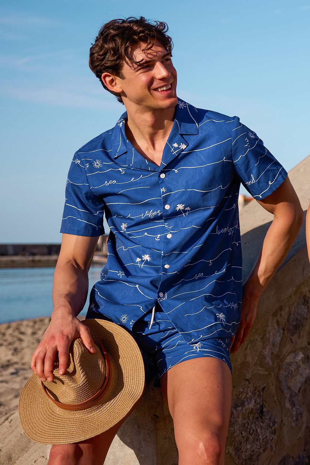 Camisa tropical con palmeras ondulantes