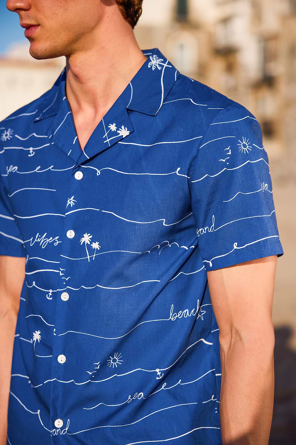 Camisa tropical con palmeras ondulantes