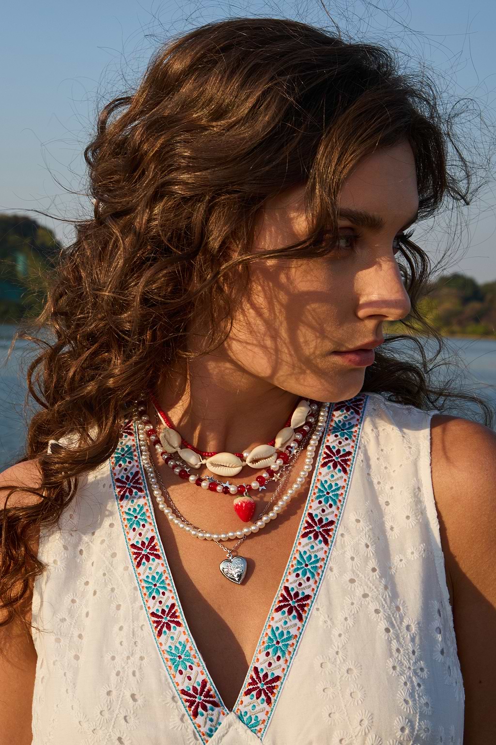 Ensemble de colliers superposés