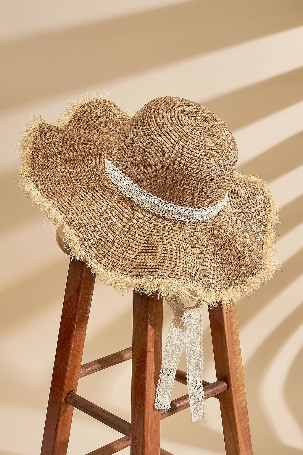 Bloemen plukken Strohoed