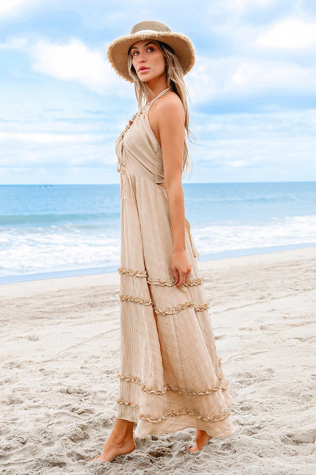 Robe longue beige tissée avec garniture à volants