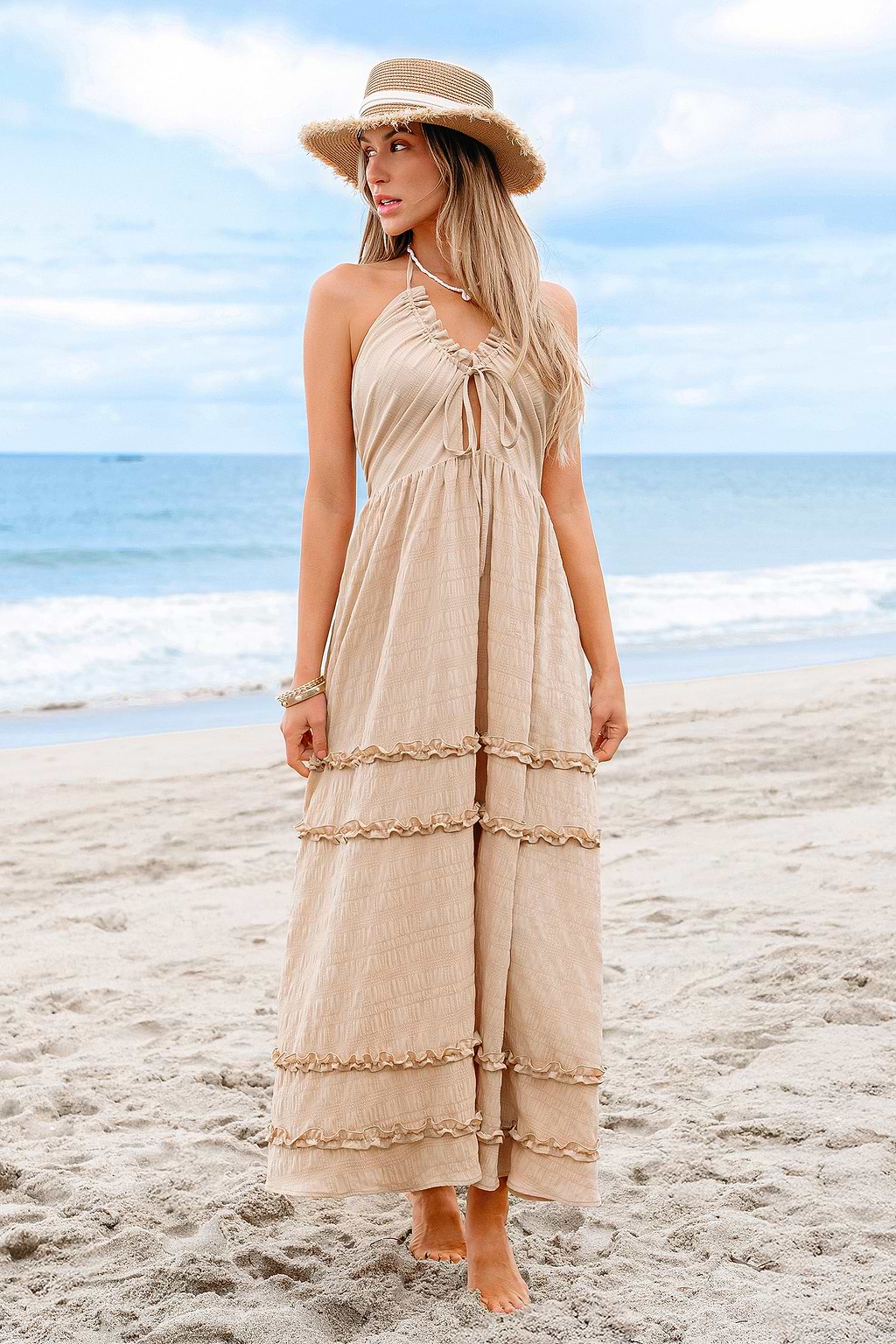 Robe longue beige tissée avec garniture à volants