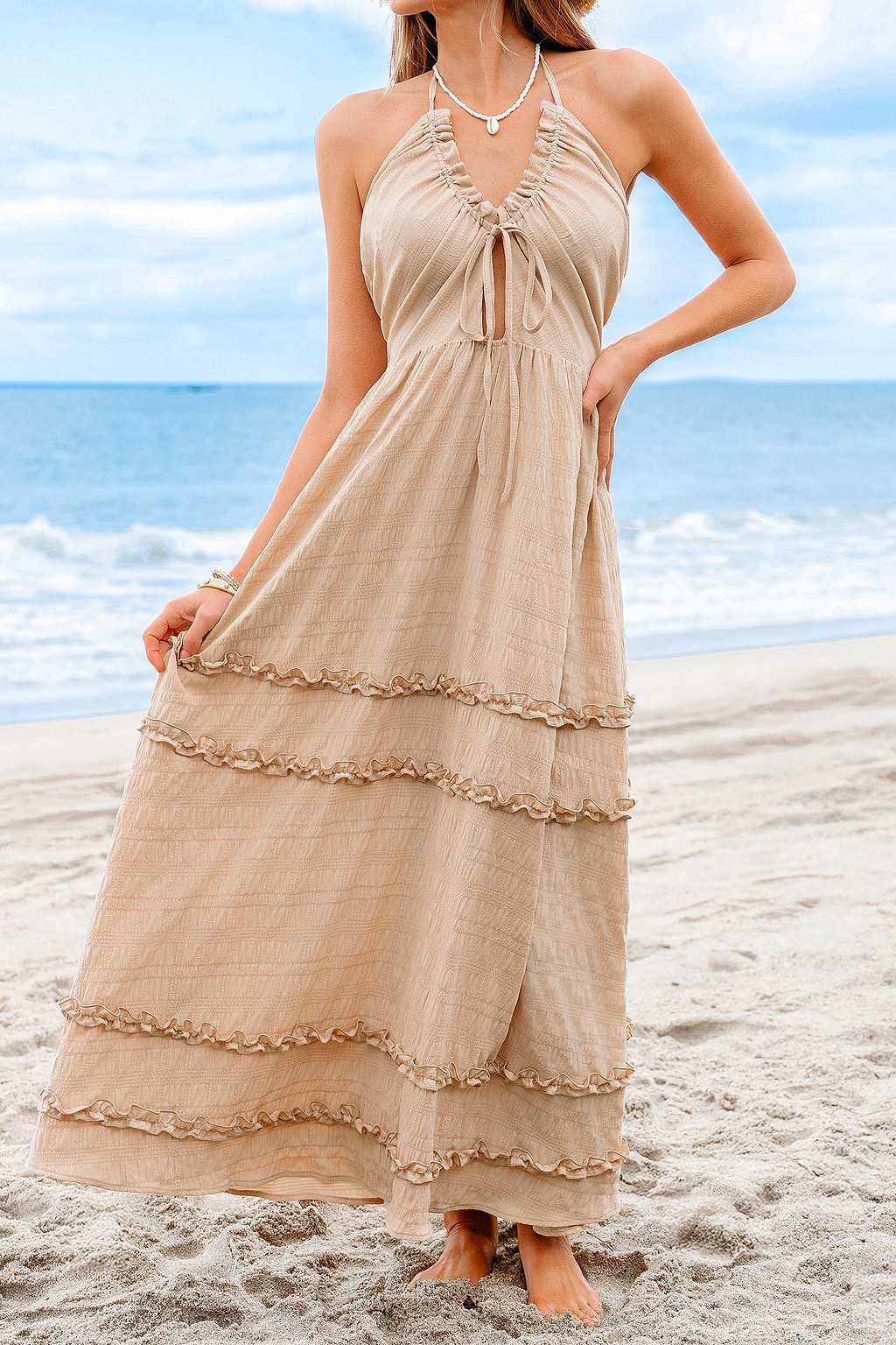 Robe longue beige tissée avec garniture à volants