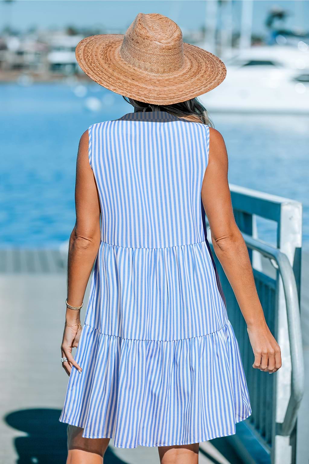 Elegancka prosta sukienka mini w paski