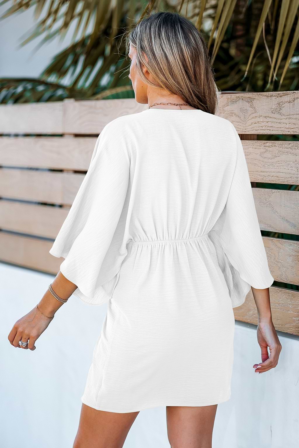 Vestido mini estilo pareo en color beige de Luxe Coast