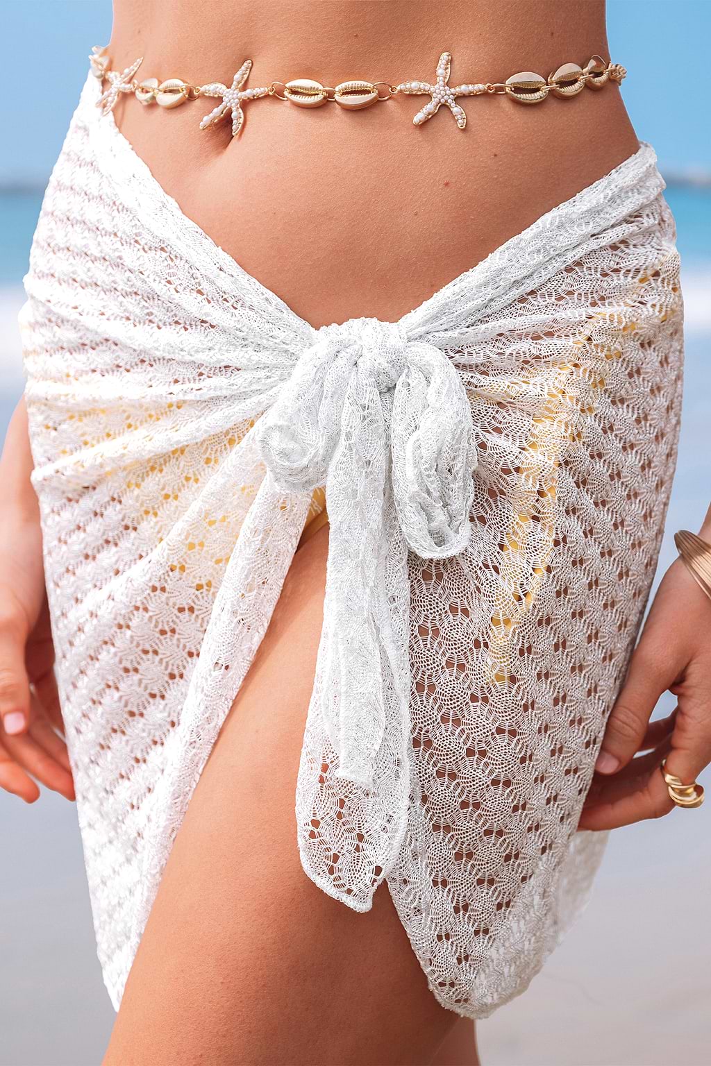 Weißer Strandsarong mit seitlichen Bindebändern
