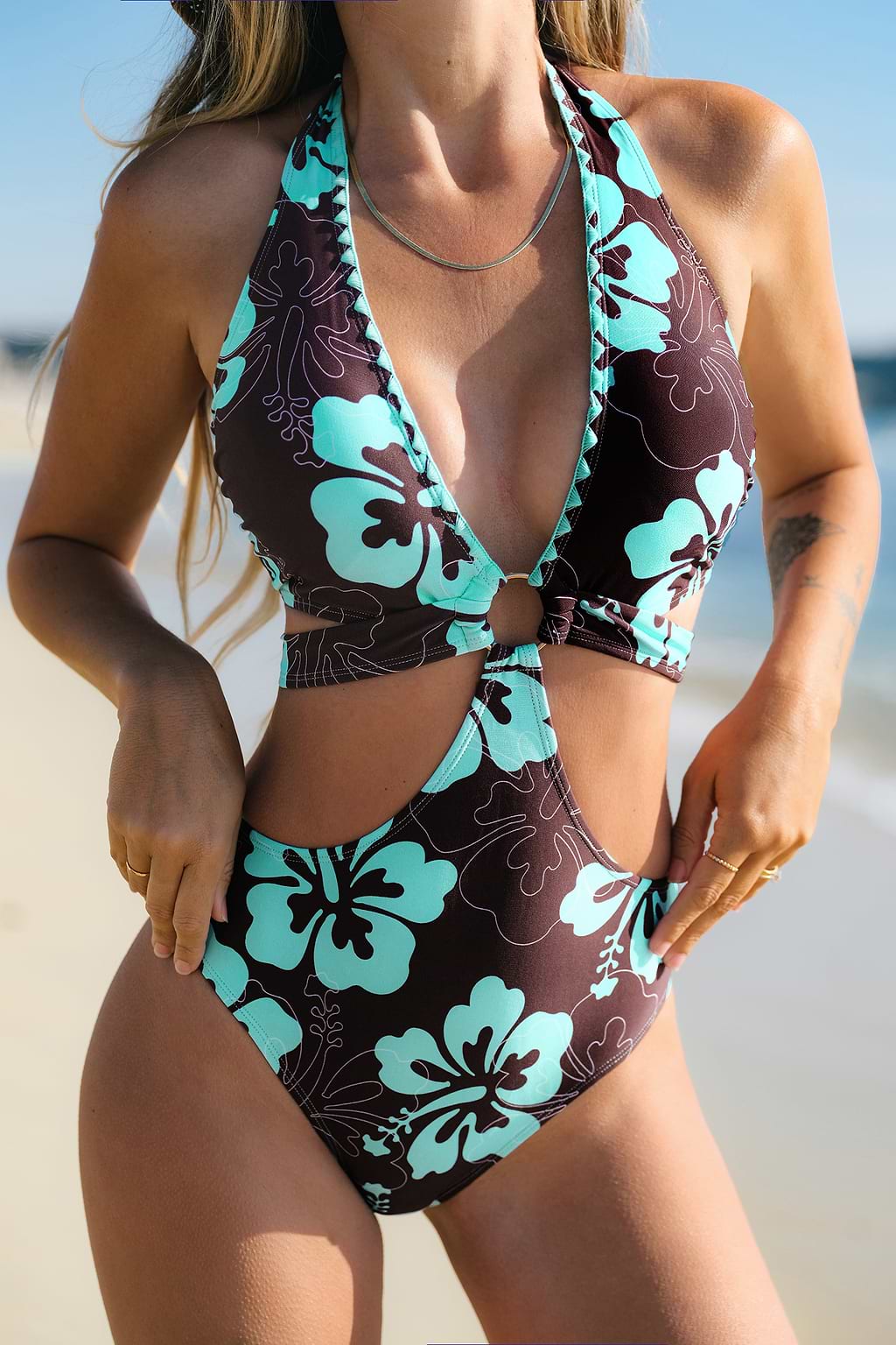 Traje de baño monokini floral con ondas moca