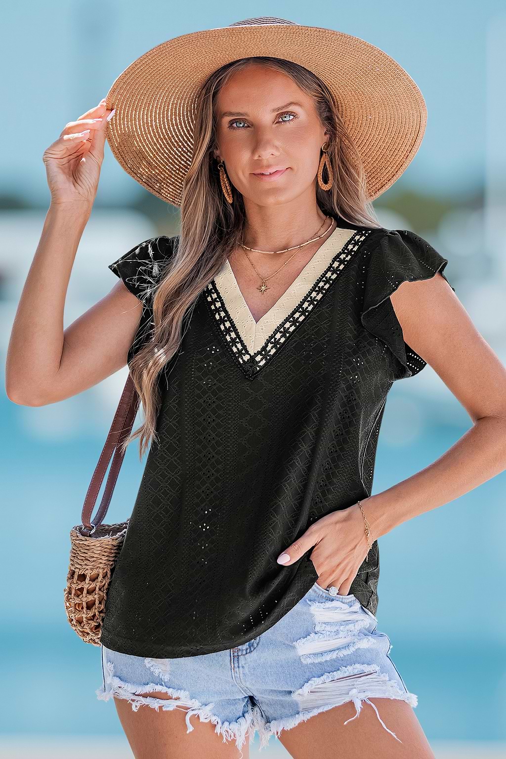 Top noir garniture à volants col V