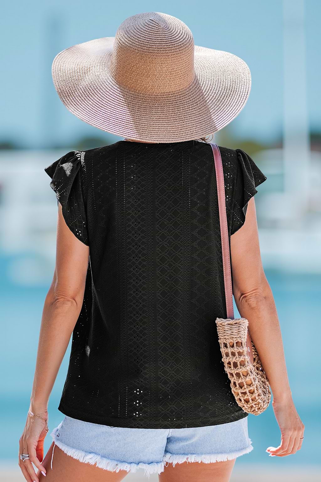 Top noir garniture à volants col V