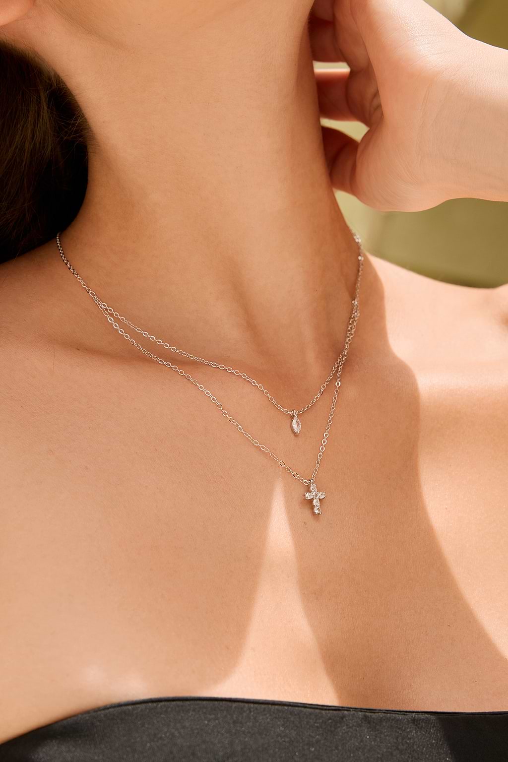 Silberfarbene Halskette mit Strass-Anhängern