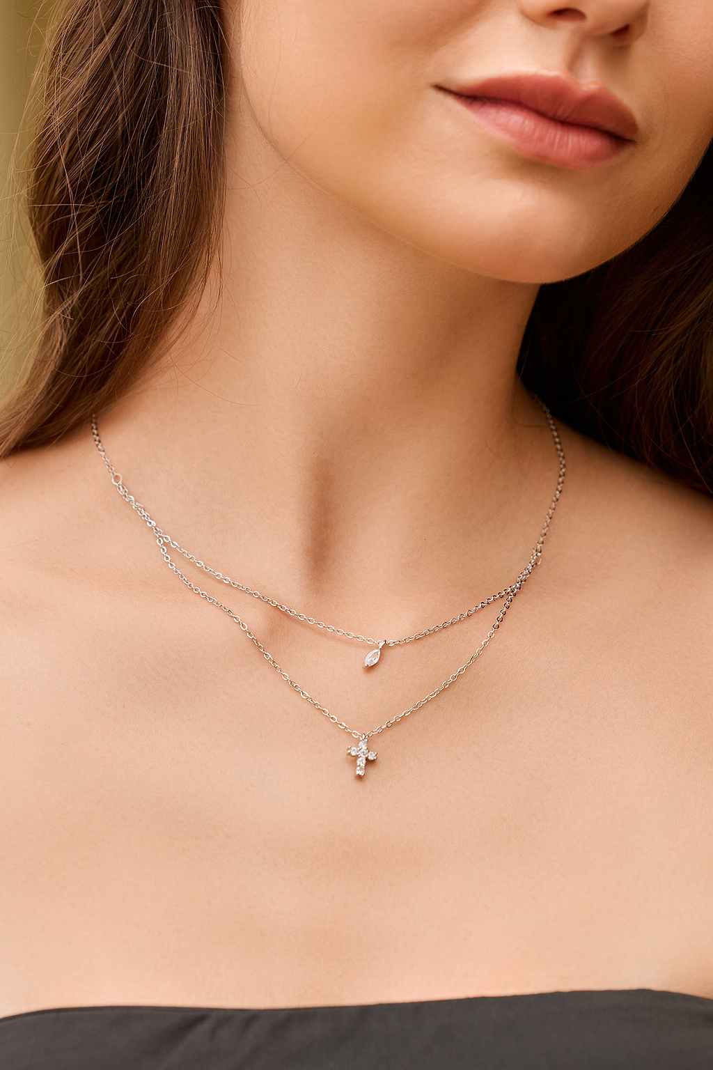 Silberfarbene Halskette mit Strass-Anhängern