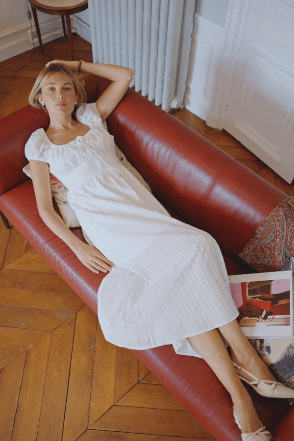 Un semplice abito midi bianco